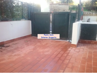 ARICCIA BILOCALE ARREDATO CON GIARDINO PRIVATO MATTONATO E POSTO AUTO INTERNO.