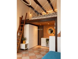 Bilocale di 47 mq con terrazzo, balcone e aria condizionata sul Naviglio Grande
