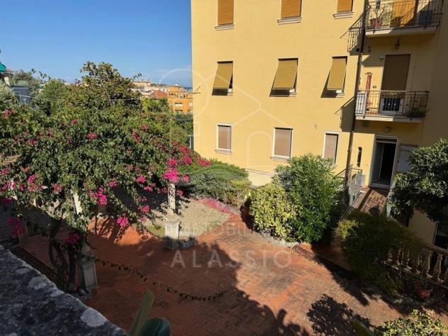 Alassio zona Parco fuor del vento ampio alloggio con mq. 400 di giardino, box e cantina sotto casa comodo al mare