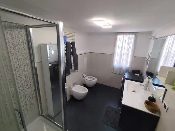OSTIA LEVANTE TRILOCALE ARREDATO CON BALCONE CONDOMINIO INCLUSO - Foto 3