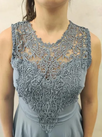 Abito elegante azzurro polvere con inserto in pizzo e scollatura sul retro - Foto 5