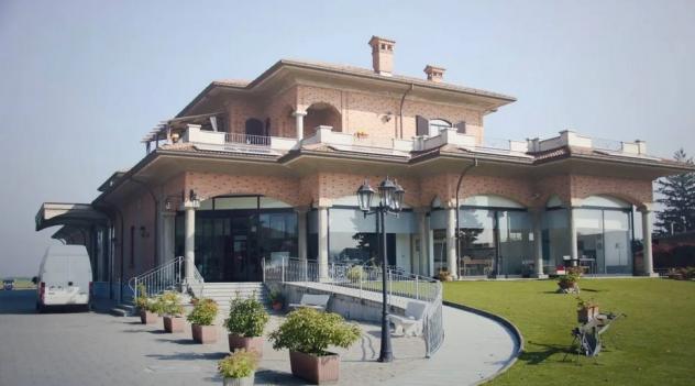 Elegante Villa Indipendente con Showroom e Uffici