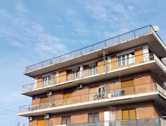 Guidonia, appartamento con terrazzo e posto auto coperto