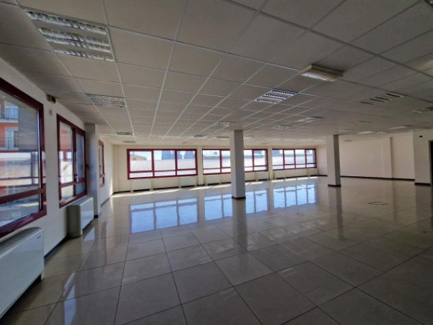 Immobile di 240 m² con 1 locale in affitto a Pero - Foto 13