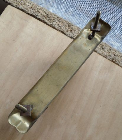 ANTICA MANIGLIA IN BACHELITE PIASTRINA IN OTTONE VITI FERRO PER MOBILE - - Foto 3
