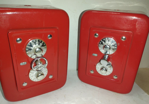 COPPIA DI CASSAFORTE GIOCATTOLO ROSSE PER BAMBINI ANNI 70