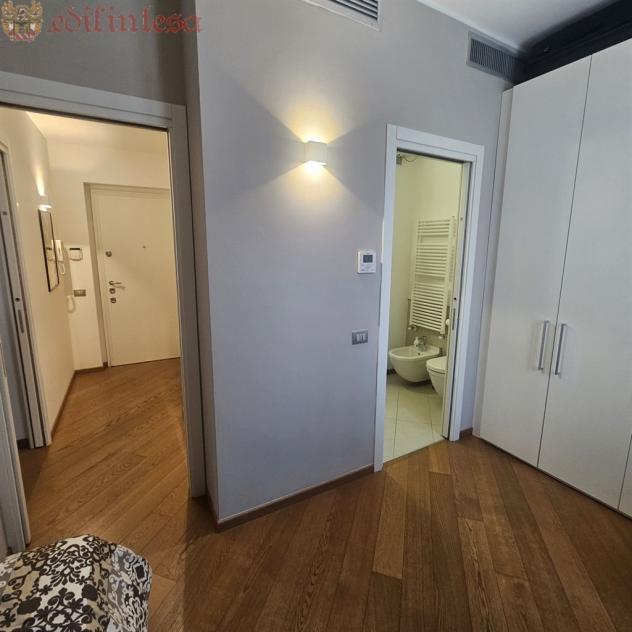 AFFITTO - TRILOCALE ELEGANTEMENTE ARREDATO IN CENTRO STORICO DI MONZA CON POSTO AUTO COPERTO - Foto 14