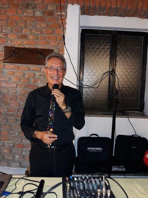 CANTANTE SERIO E PROFESSIONALE SI PROPONE PER EVENTI - Foto 2