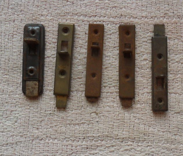 5 CATENACCI IN FERRO PER MOBILI O PORTE E VARIE DA FISSARE SU LEGNO O FERRO - - Foto 2