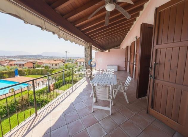 ESCLUSIVO TRILOCALE CON AMPIA TERRAZZA VISTA LAGO IN RESIDENCE CON PISCINA - Foto 2