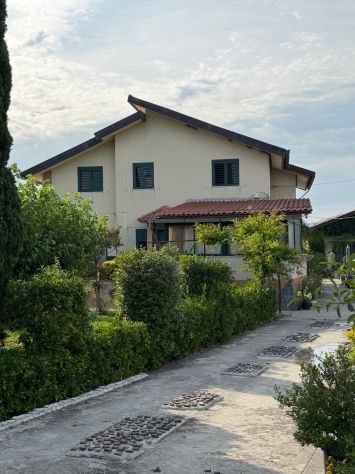 VILLA INDIPENDENTE CON GIARDINO A 150 METRI DAL MARE