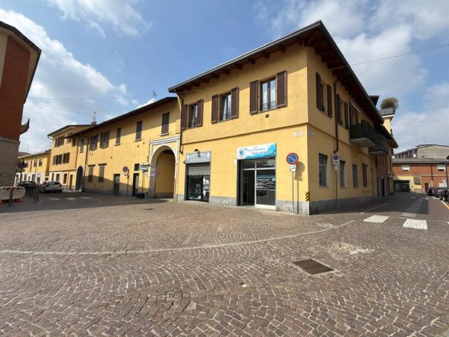 NEGOZIO, IN PIAZZA VITTUONE