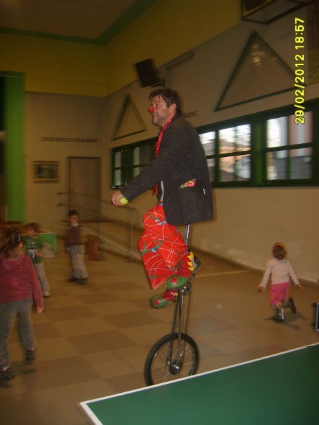FESTE DI COMPLEANNO PER BAMBINI A MILANO CLOWN A MILANO MAGHI A MILANO GIOCOLIERI TRAMPOLIERI A MILANO NOLEGGIO SCIVOLI GONFIABILI A MILANO - Foto 5