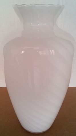 Vaso Anfora in Vetro Bianco Satinato con venature più chiare Realizzato Murano