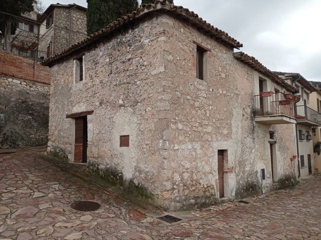 Stabile di mq. 81 in borgo umbro panoramico a 3 km. dall'uscita E45