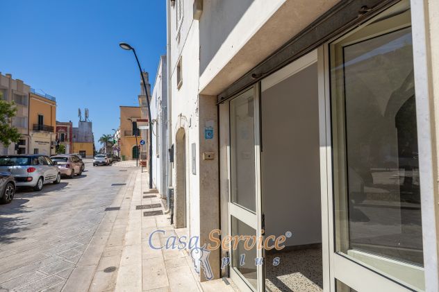 Locale al piano terra con destinazione commerciale