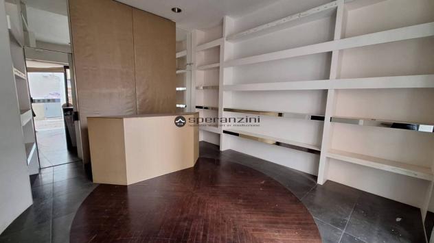 CENTRO STORICO: Nel cuore pulsante di fano, in una delle vie più prestigiose del centro storico, proponiamo in affitto un locale commerciale di grande - Foto 4