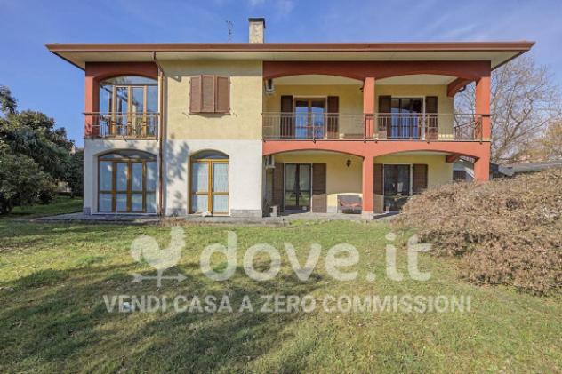 Villa di 260 m² con più di 5 locali e box auto doppio in vendita a Luino