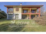 Villa di 260 m² con più di 5 locali e box auto doppio in vendita a Luino
