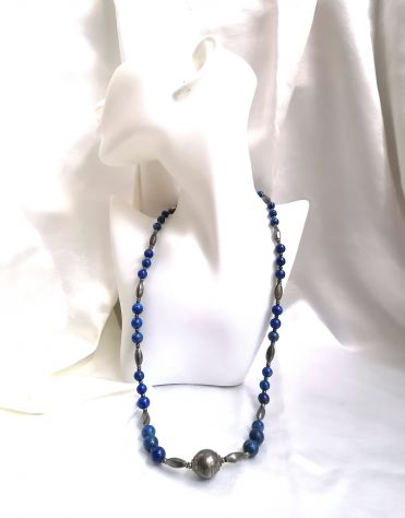IMPORTANTE ANTICA COLLANA ETNICA IN LAPISLAZZULO ED ELEMENTI IN ARGENTO. - Foto 4