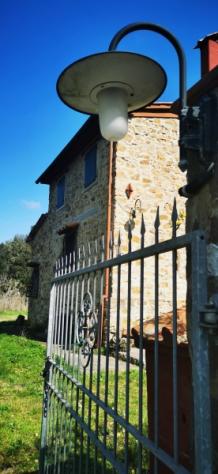 Quercianella porzione di colonica in pietra a 5 km dal mare