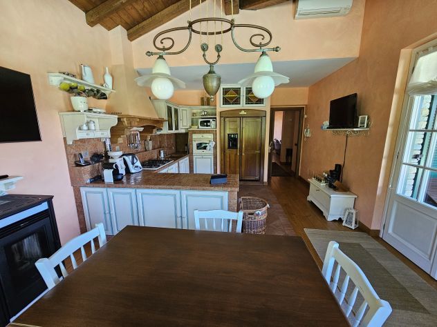 Cucina Marchi in legno massello con elettrodomestici inclusi, escluso frigo
