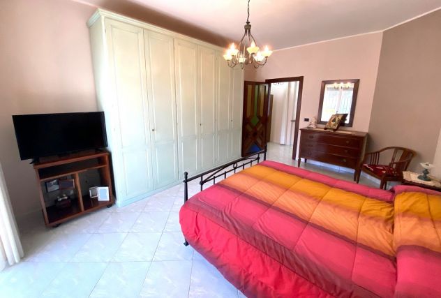 MERAVIGLIOSA VILLA CON AMPIO GIARDINO - ZONA CENTRALE - MONDRAGONE - Rif. V2897 - Foto 9