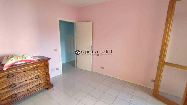 Fossombrone proponiamo in vendita in una zona residenziale e tranquilla, appartamento al piano terra di circa 80 mq scoperto esclusivo.
l'appartamento - Foto 12