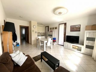 Trilocale arredato posto in zona residenziale.