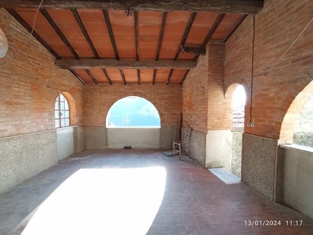 CASA SEMI INDIPENDENTE di 8 vani e di 120 mq (CAMAIORE) rif. 093