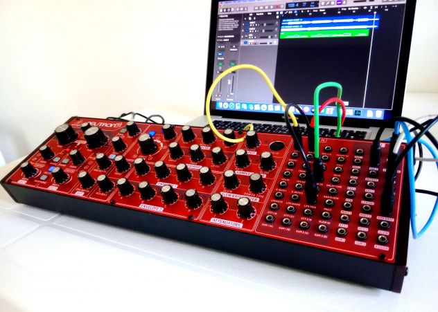 Behringer Neutron analog synth semi modulare