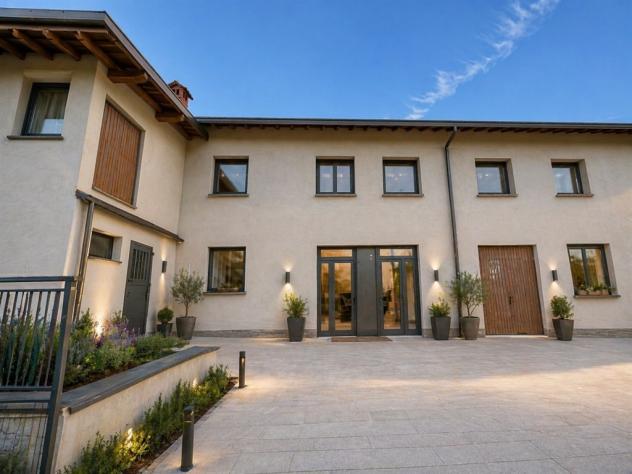 Operazione immobiliare a rustico immersa nel verde della Brianza