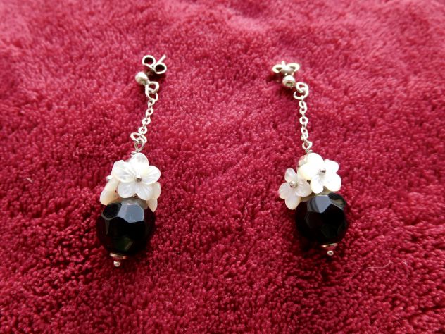 Orecchini con sfera sfaccettata in onice, fiori in madreperla,argento 925 - Foto 3