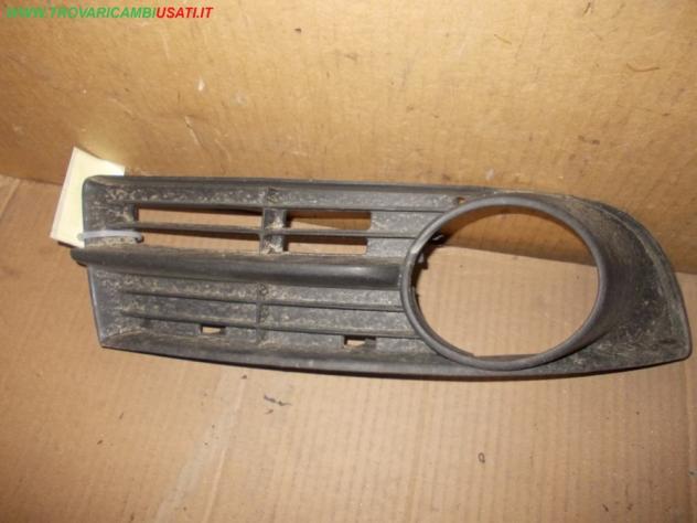 GRIGLIA INF.D.PARAURTI ANT.(versione per proiettori fendinebbia) VOLKSWAGEN TOURAN (1T)  Carrozzeria  Lamierati esterni  Paraurti  Griglia di ven VOLK
