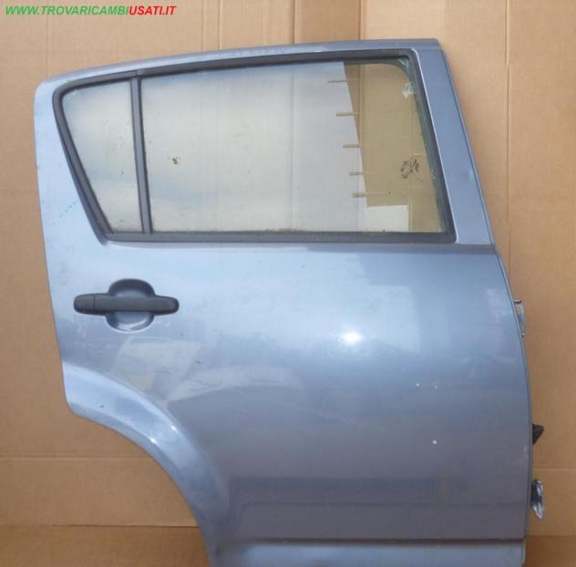 PORTA POST.D. GRIGIO SCURO MET CON ALZ  Carrozzeria  Lamierati esterni  Porte  Porta post. dx. DAIHATSU - SIRION - 01-01-2005 - 01-08-2012