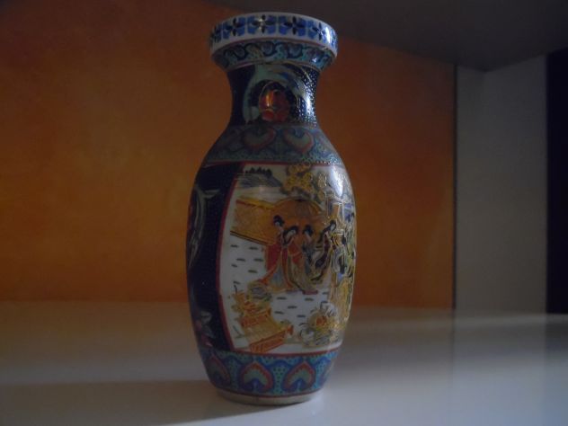 UN VASO IN CERAMICA MEDIO(ALTO 15 CM)ORIENTALE DIPINTO A MANO CON DONNE E PAESAG - Foto 3