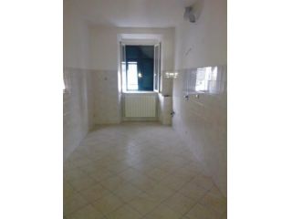 APPARTAMENTO di 4 vani e di 80 mq (MASSA - CENTRO) rif. AR - CHEO