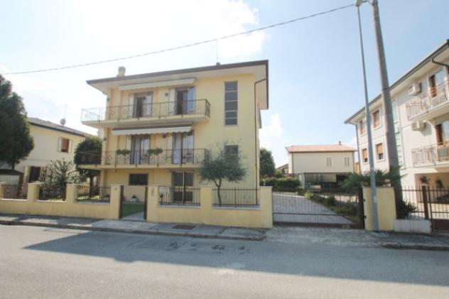Villa di 327 m² con più di 5 locali e box auto doppio in vendita a Selvazzano Dentro