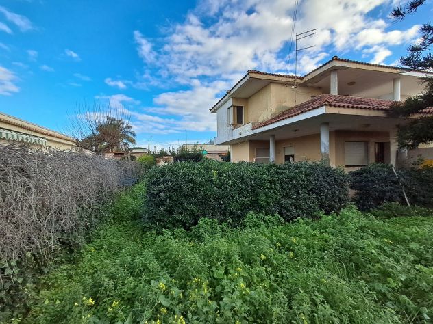 FANUSA:VILLA QUADRIVANI+DOPPI SERVIZI SU DUE LIVELLI A POCHI PASSI DAL MARE - Foto 4