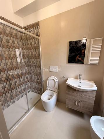 Stanza matrimoniale in trilocale ristrutturato, con aria condizionata e balcone disponibile da subito - Foto 5