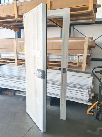 porta a battente con cornice usata