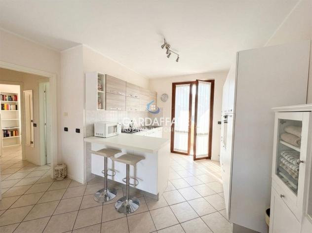 ESCLUSIVO TRILOCALE CON AMPIA TERRAZZA VISTA LAGO IN RESIDENCE CON PISCINA - Foto 4