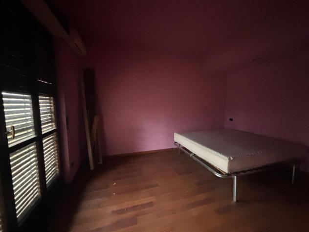 VILLA SINGOLA CON DUE APPARTAMENTI DA PARZIALMENTE RISTRUTTURARE - Foto 15