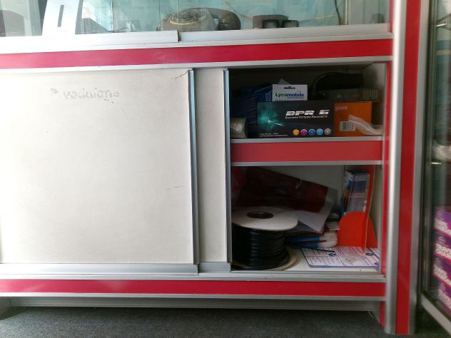 Vetrina casa/negozio/ufficio alta 204 cm larga 107 cm con mobiletto - Foto 3