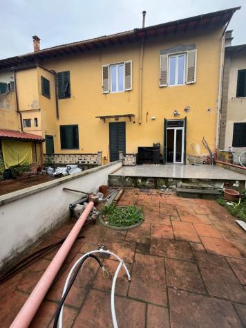 BIFAMILIARE di 5 vani e di 140 mq (CAMPI BISENZIO) rif. L1262_1
