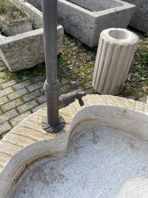 Fontana a colonna rustica in pietra granito - Foto 2