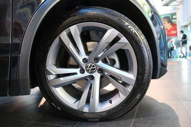 VOLKSWAGEN Tiguan 2.0 TDI 150cv SCR DSG R-Line rif. 23851759 - Foto 6
