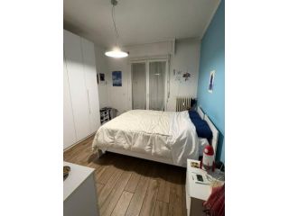 Trilocale con doppio balcone, ristrutturato e arredato