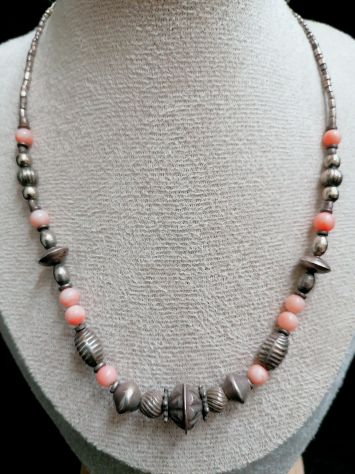 ANTICA RAFFINATA COLLANA ETNICA IN CORALLO ROSA E ELEMENTI DECORATIVI IN ARGENTO