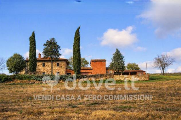 Rustico / Casale di 201 m² con più di 5 locali e box auto in vendita a Paciano